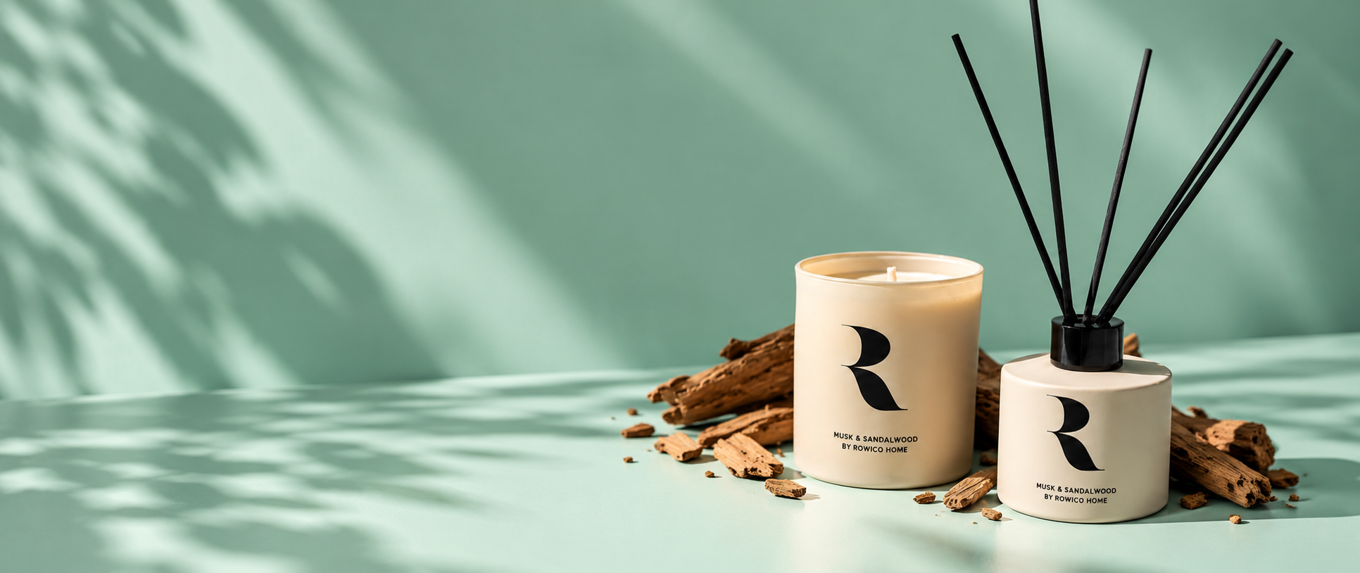 Minimalistische Musk- en sandelhoutproducten met botanische schaduwen