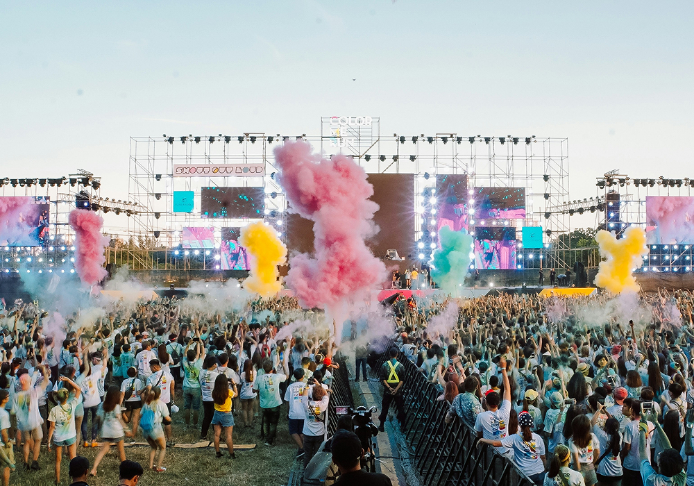 Mobile-festival-stage-with-co2-and-confetti.jpg