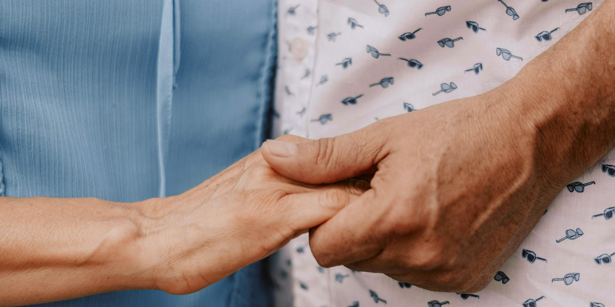 Featured-caregiver-patient-holding-hands
