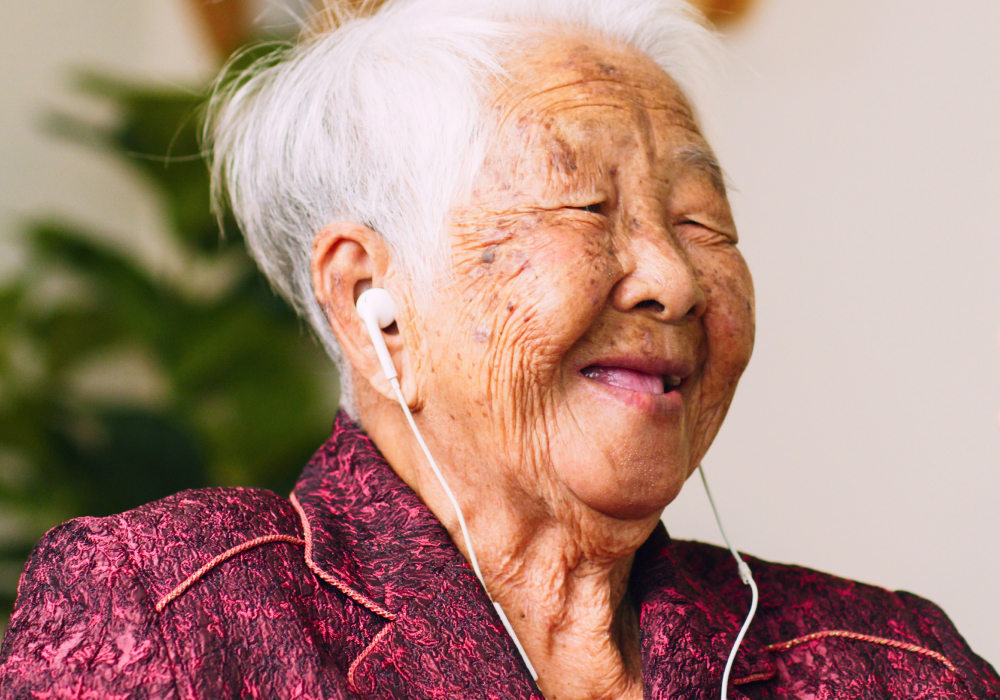 Mobile elderly-woman-listening-music.jpg