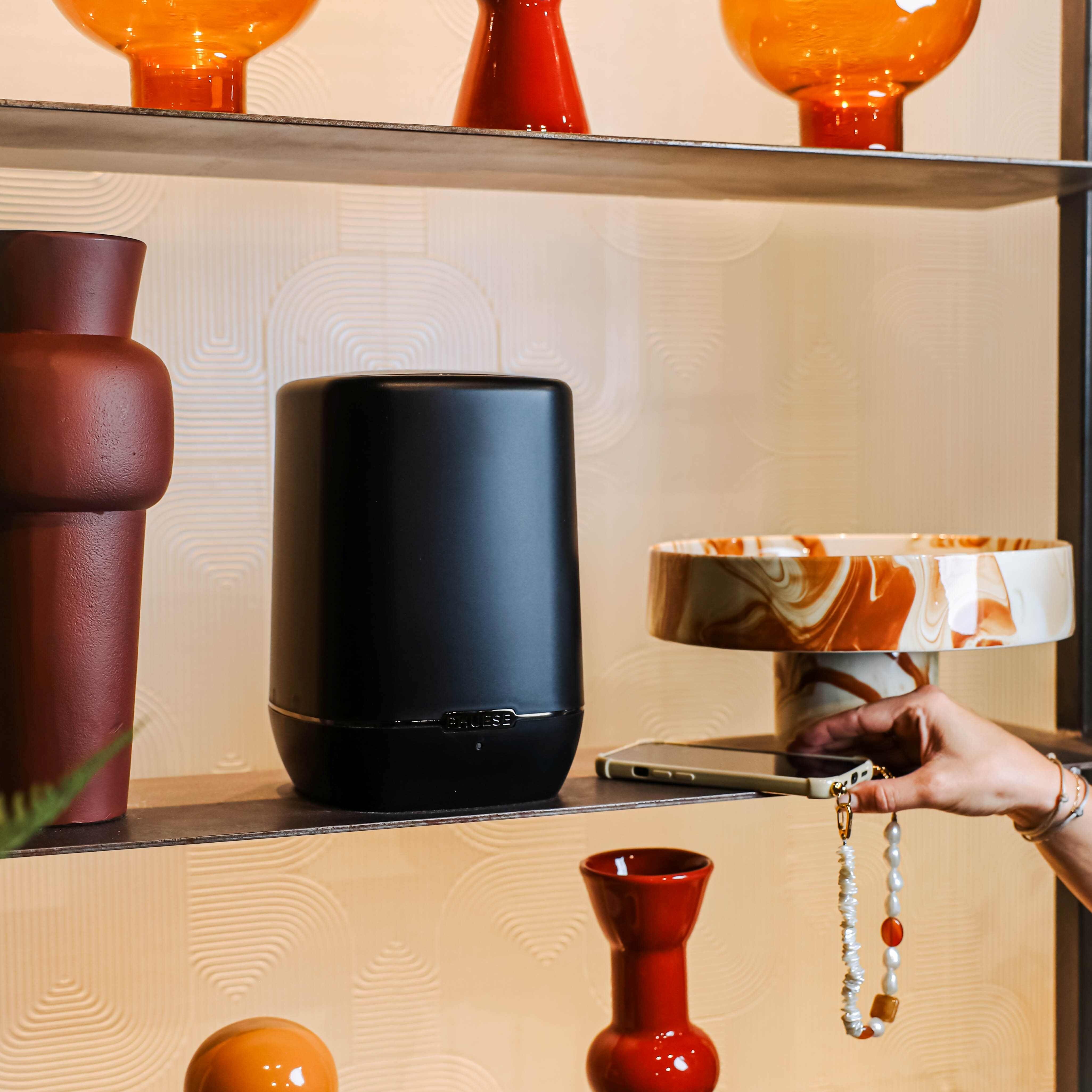 De One geurmachine stijlvol geplaatst in een luxe interieur, verspreidt optimale geurbeleving