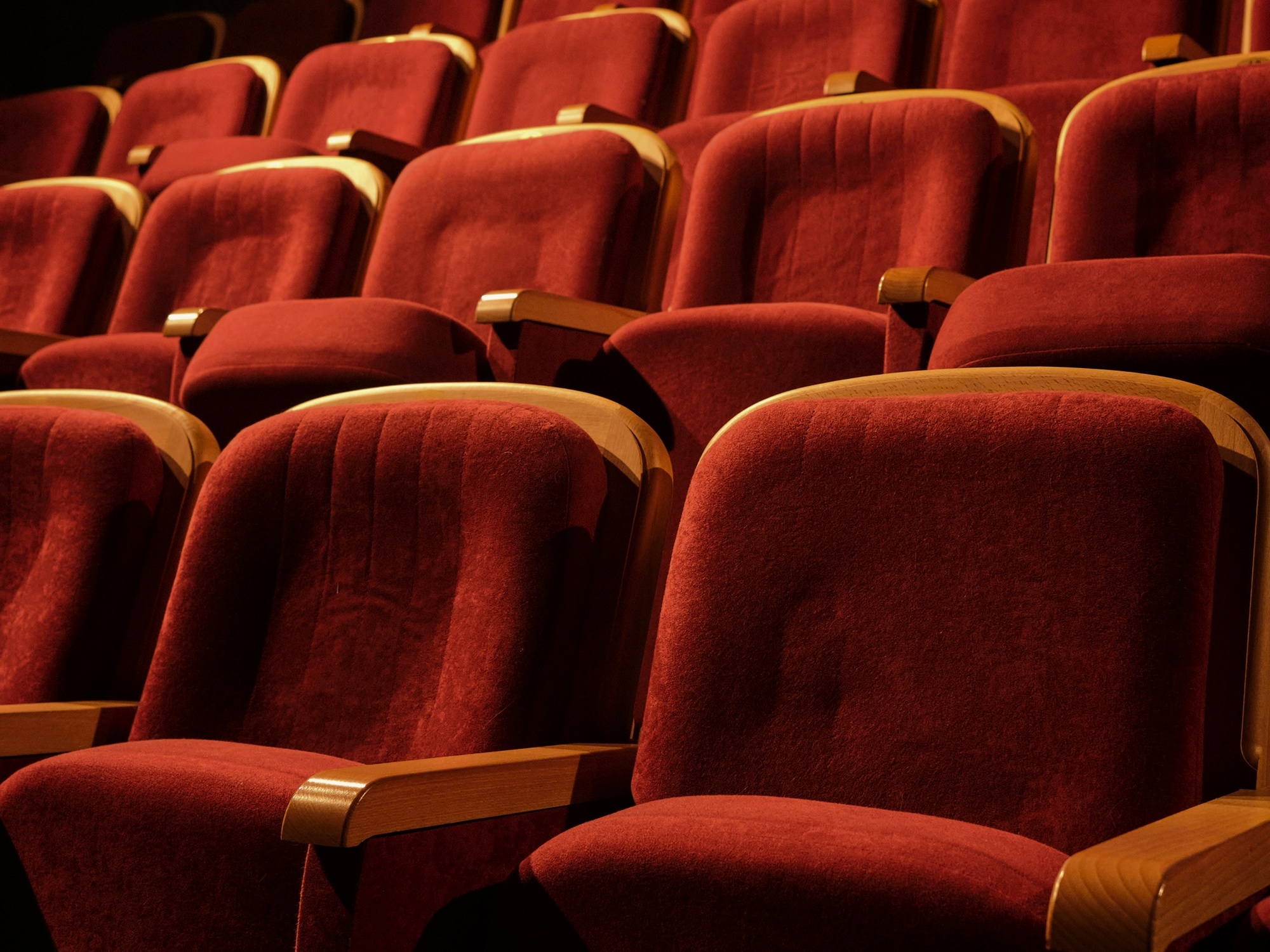 cinema-seating-red-chairs-screen