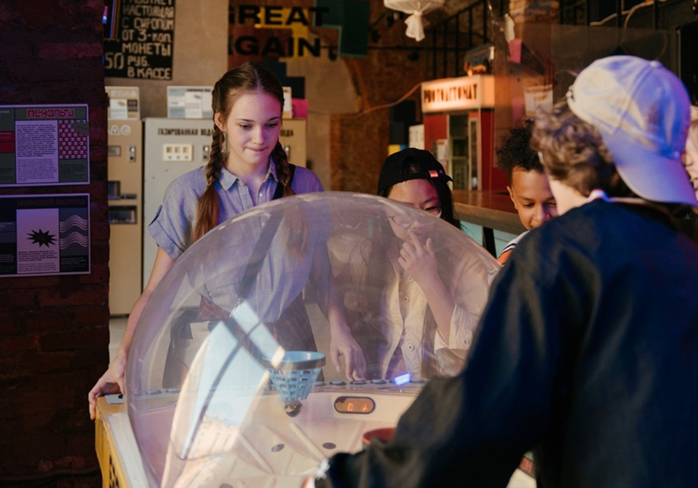 kids-playing-arcade-scent-experience-mobile