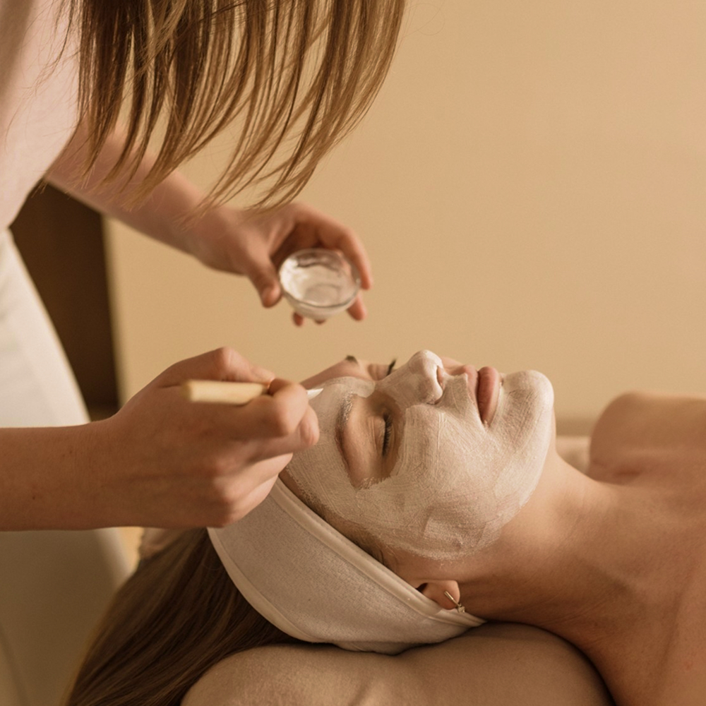 facial-treatment-with-relaxing-salon-scent