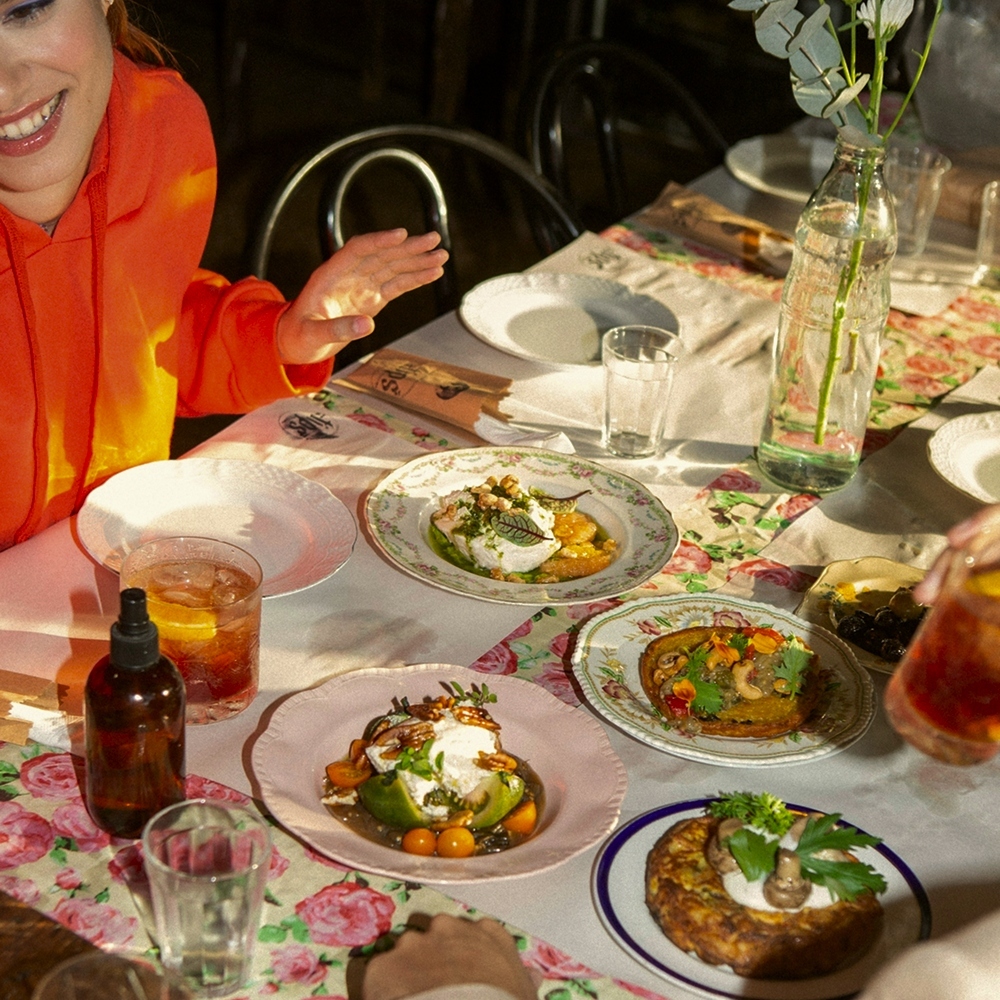 smiling-guests-enjoy-scented-dining