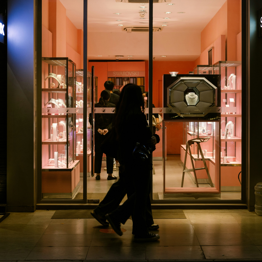 Retail storefront with scent diffuser – scent marketing draws customers in – ambient scent in shop entrance for brand experience