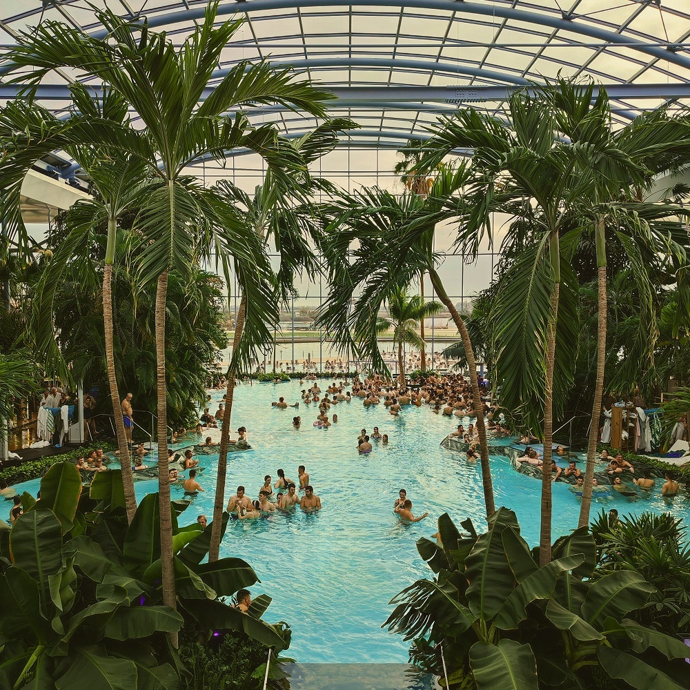 Indoor pool with scent diffusion for a fresh, pleasant atmosphere